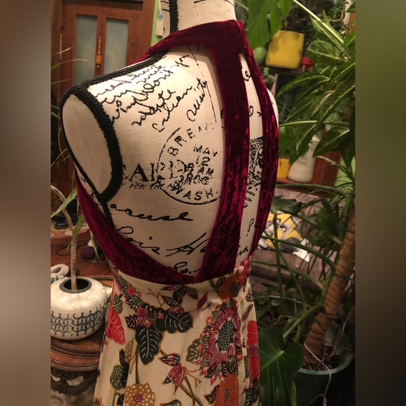 Vintage 1970s floorlength gown with Empire waist and velvet halter style top - Picture 6 of 11